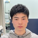 銀座の理容師・斉藤によるコテパーマ施術後。サイドを収め、トップに動きをつけたスタイリング。