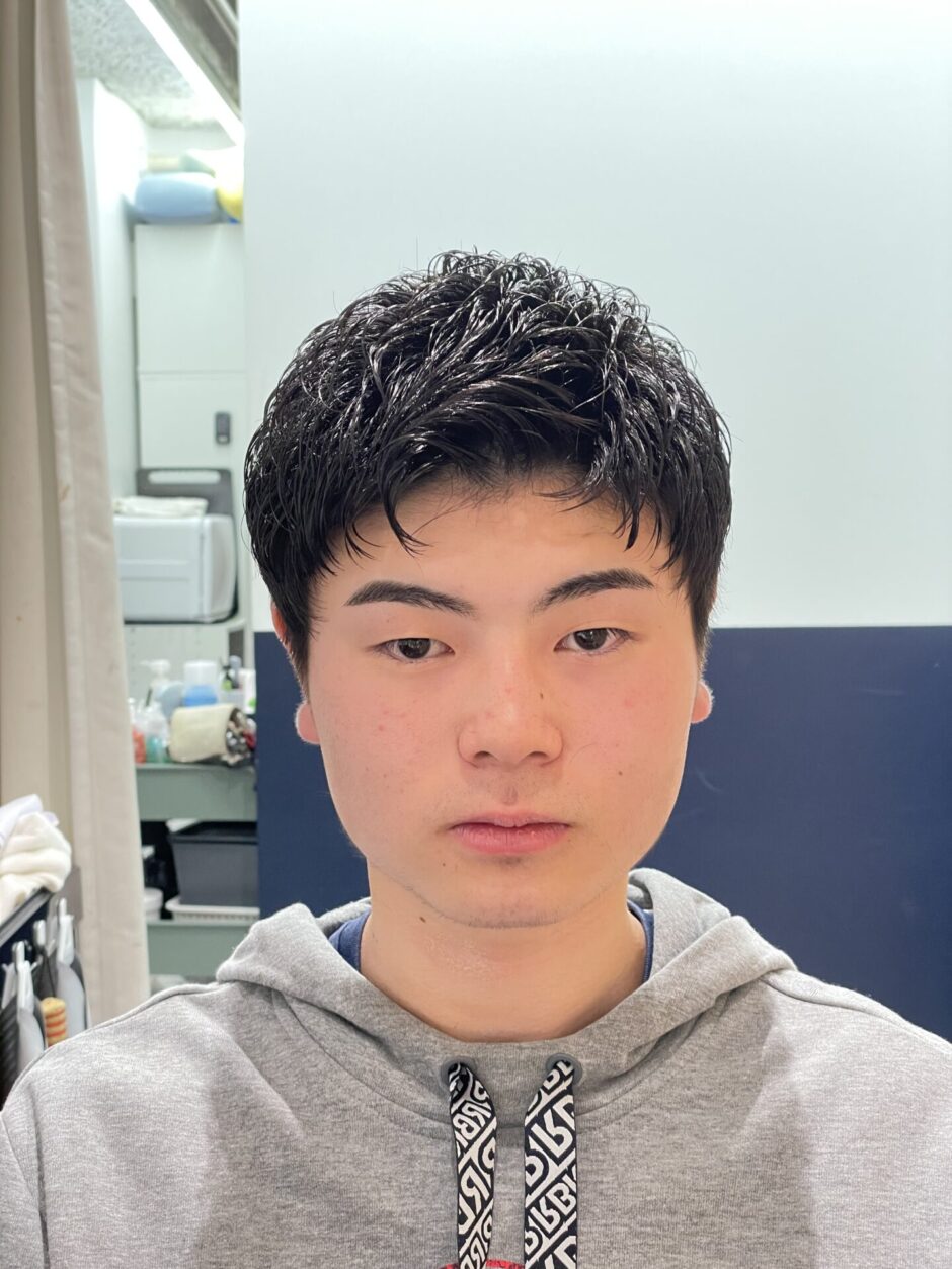 銀座の理容師・斉藤によるコテパーマ施術後。サイドを収め、トップに動きをつけたスタイリング。