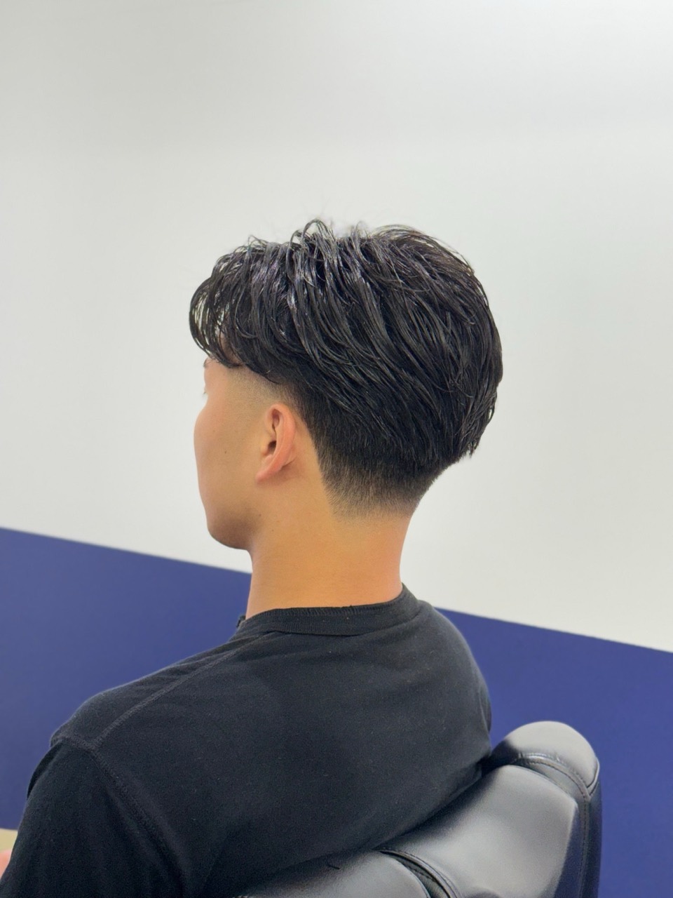 残ったラルフカールの前髪と毛流れを活かし、もみあげをテーパーフェードで整えた左斜めの仕上がり