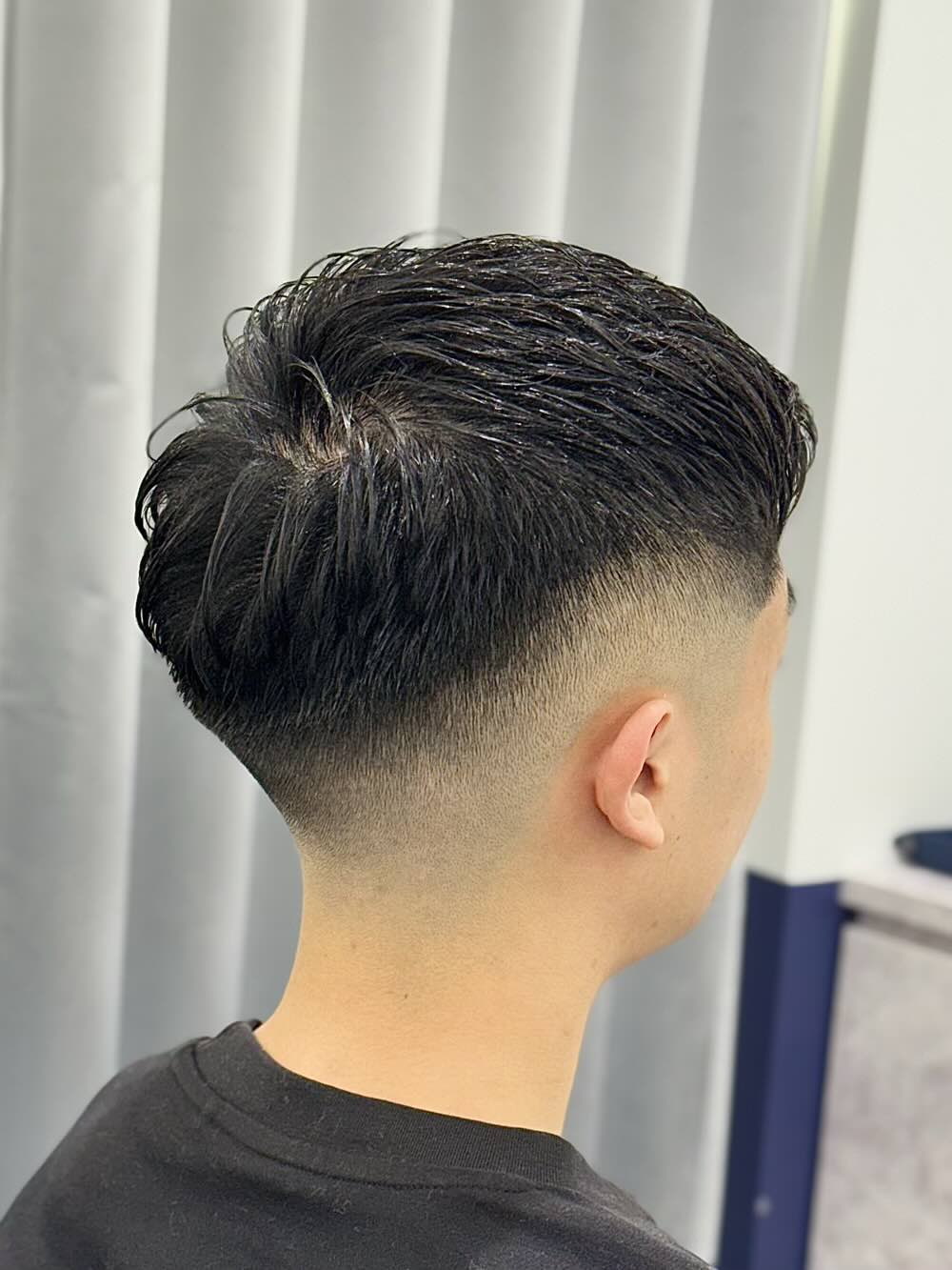 右斜め後ろから。トップの毛流れと、耳まわりから上への濃淡。