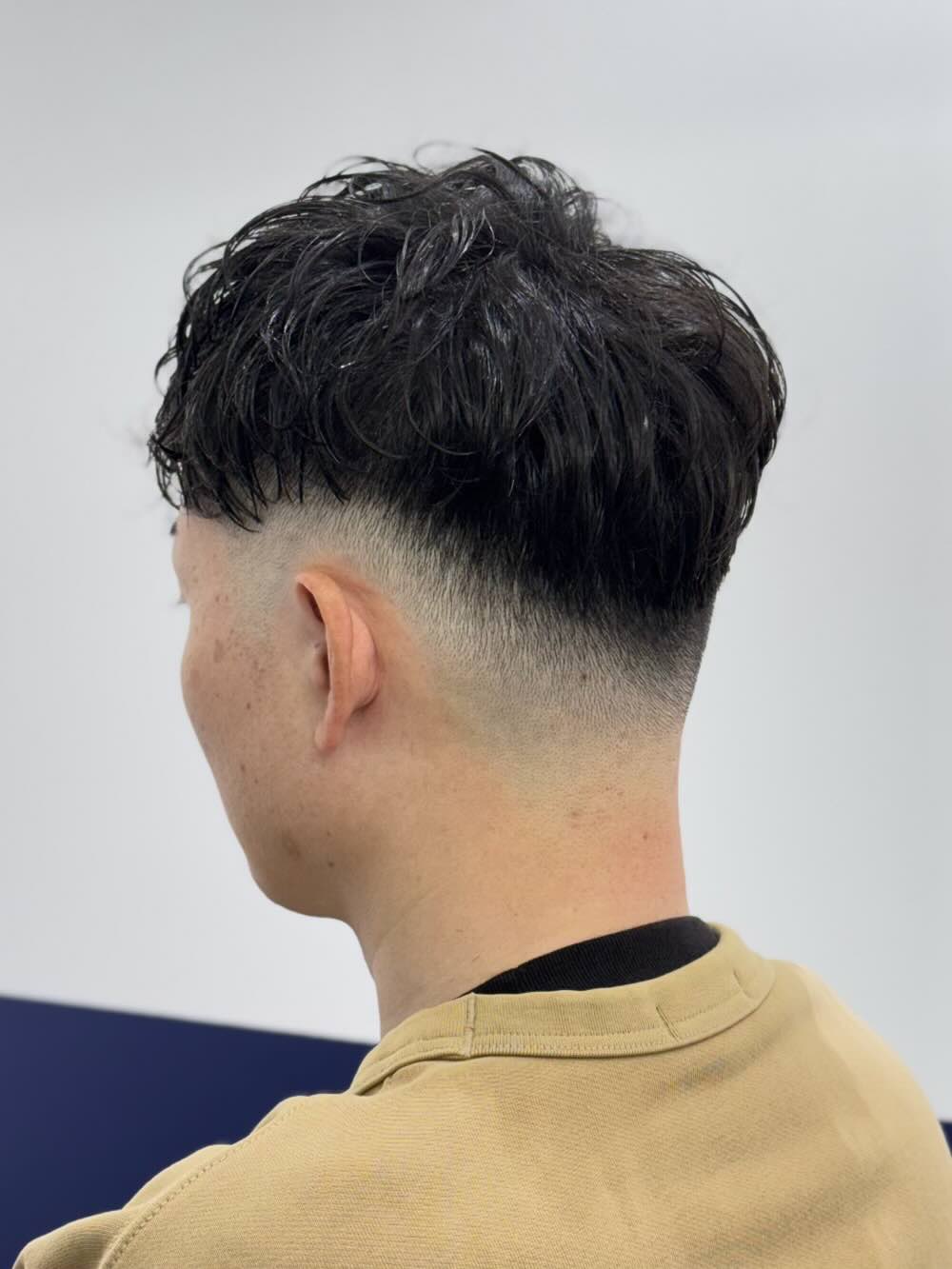左斜め後ろから見た、コテパーマ後のトップの動きと短い耳まわり