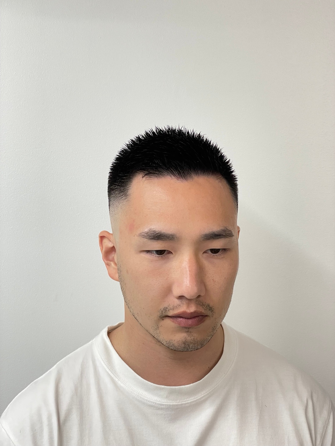 正面寄りから見たフェードとトップのシルエット